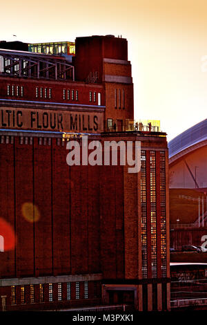 Les moulins à farine de la baltique art centre plate-forme d'observation sur la Tyne et Gateshead Sage au coucher du soleil Banque D'Images