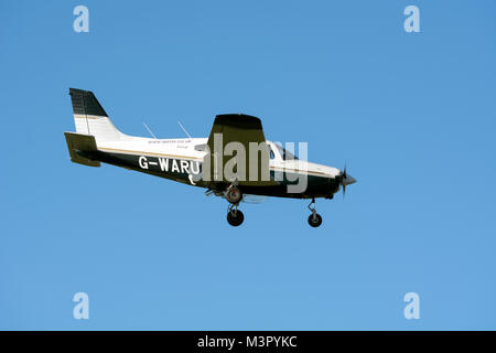 Piper PA-28-161 Cherokee Warrior III Approche Wellesbourne Airfield, Warwickshire, UK (G-WARU) Banque D'Images