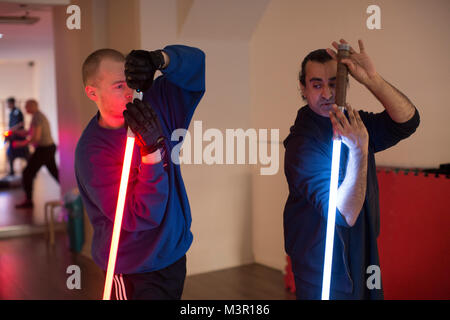 De style Star Wars lightsaber duel à un studio de remise en forme et santé, au nord de Londres, Angleterre, RU Banque D'Images
