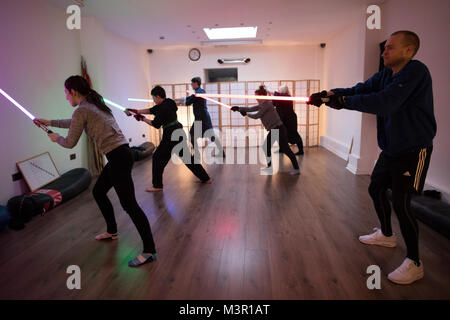De style Star Wars lightsaber duel à un studio de remise en forme et santé, au nord de Londres, Angleterre, RU Banque D'Images