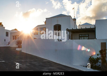 Canaries typique de l'architecture, les maisons blanchies à la chaux dans le soleil couchant Banque D'Images