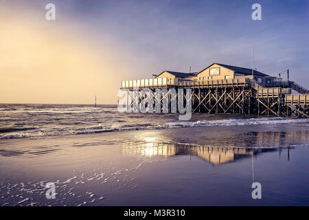 Le célèbre bar à 54°-Sankt-Peter-Ording à un coucher de soleil hiver. Banque D'Images