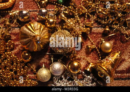 Golden Shine toys cloches, des balles, des perles, des chapelets pour la décoration de Noël et l'année de l'AEN Banque D'Images
