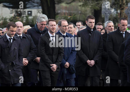 Shaun Maloney (à gauche), Aiden McGeady (au centre, à gauche) et Martin O'Neill (centre) assister à l'enterrement de l'ancien joueur de Manchester United et celtique Liam Miller, à l'église Saint Jean-Baptiste dans les fours, dans le comté de Cork. Banque D'Images