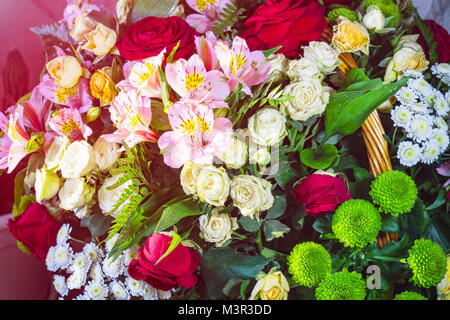 Un magnifique bouquet de roses, lys, chrysanthèmes au soleil Banque D'Images