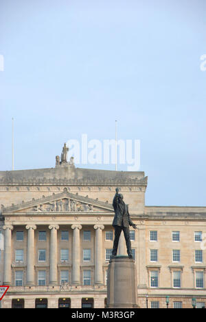 Statue d'Edward Carson et Stormont (Irlande du Nord) du bâtiment du parlement européen à l'arrière-plan Banque D'Images