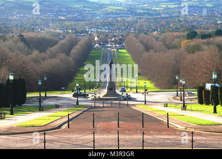 Vue arrière d'Edward Carson statue de Stormont et Belfast en arrière-plan Banque D'Images