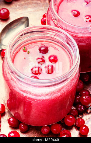 Smoothie rouge mélangé avec des canneberges dans un bocal en verre Banque D'Images