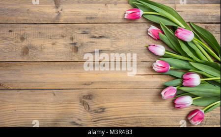 Journée de la femme. Tulipe rose bouquet sur planches en bois, arrière-plan, Vue de dessus de l'espace de copie Banque D'Images