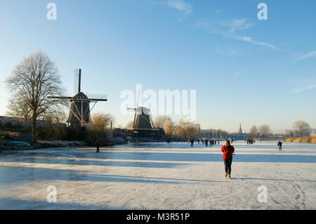 Les gens patiner sur glace durant un hiver froid dans les Pays-Bas lors de la rivière Vecht a été gelé Banque D'Images