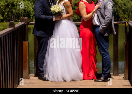 Couple de mariage , et groomsman (demoiselle soft focus). Banque D'Images