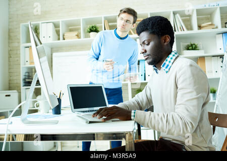 Deux spécialistes de la Working in Office Banque D'Images