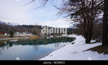 Terfens Tirol Autriche près de Schwaz et Innsbruck - baignade et pêche au lac Weisslahn en hiver Banque D'Images