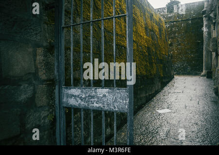 Porte avec berjas et mur à l'ancienne mousse sur le mur du château de baiona Banque D'Images