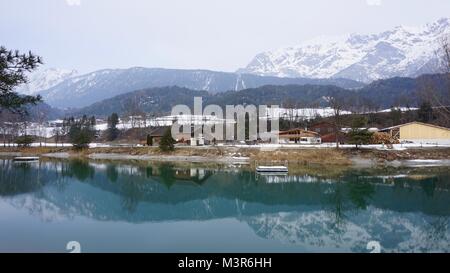 Terfens Tirol Autriche près de Schwaz et Innsbruck - baignade et pêche au lac Weisslahn en hiver Banque D'Images