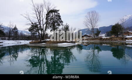 Terfens Tirol Autriche près de Schwaz et Innsbruck - baignade et pêche au lac Weisslahn en hiver Banque D'Images