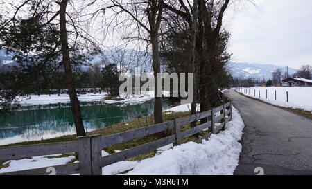 Terfens Tirol Autriche près de Schwaz et Innsbruck - baignade et pêche au lac Weisslahn en hiver Banque D'Images