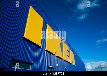 L'avant du magasin IKEA avec de grandes lettres jaunes. Prises 12 février 2018 après IKEA fondateur Ingvar Kamprad est décédé à l'âge de 91 ans. Banque D'Images