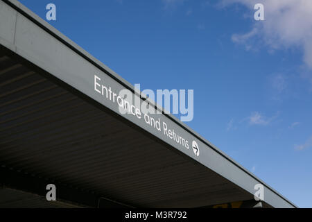 L'entrée d'IKEA et retours affiche à l'extérieur de magasin. Warrington, Royaume-Uni. Prises 12 février 2018 après IKEA fondateur Ingvar Kamprad est décédé à l'âge de 91 ans. Banque D'Images