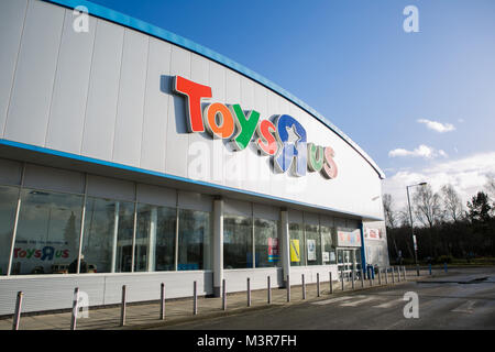 Toys R Us store front et parking vide jours après qu'il a annoncé qu'elle allait fermer 16 de ses magasins au Royaume-Uni. 12 février 2018, Warrington, Royaume-Uni. Banque D'Images