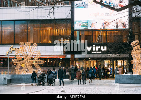 Tallinn, Estonie - 3 décembre 2016 : Les gens qui vont faire du shopping dans le centre commercial Viru Keskus en journée d'hiver. Banque D'Images