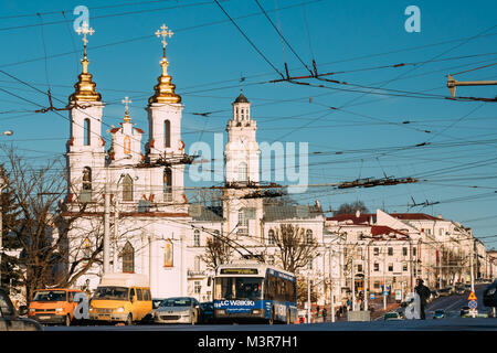 Minsk, Belarus - 15 Février 2017 : Le trafic à la rue Lénine et les repères d'historique Église de la résurrection du Christ sur la place du marché un Banque D'Images