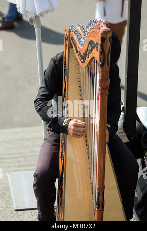 Paris - homme jouant de la harpe à Montmartre Banque D'Images