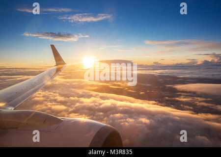 Ciel de coucher du soleil sur la fenêtre de l'avion sur Copenhague, Danemark, Scandinavie, l'Europe en vol vendredi soir pour se détendre en vacances Banque D'Images