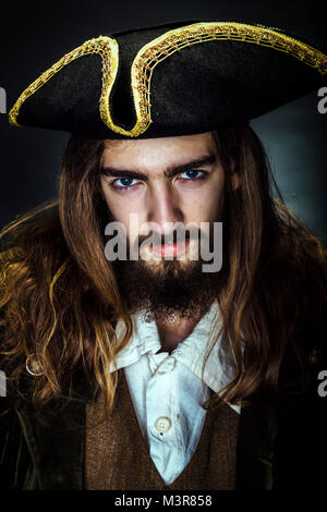 Portrait d'une cité médiévale pirate barbu sur fond noir. Banque D'Images