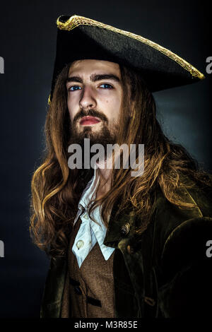 Portrait d'une cité médiévale pirate barbu sur fond noir. Banque D'Images