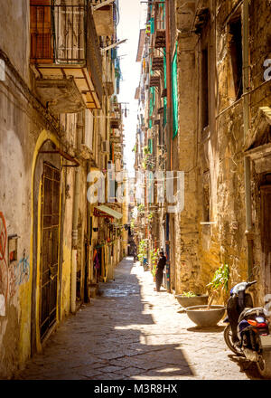 Ruelle dans la vieille ville de Naples en Italie Banque D'Images