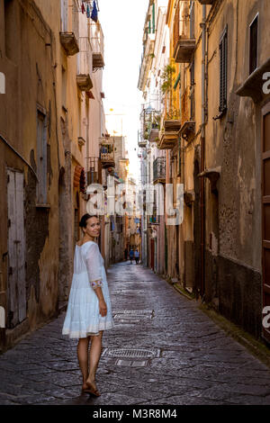 Belle fille italienne en robe de dentelle blanche sur l'île de Procida Banque D'Images