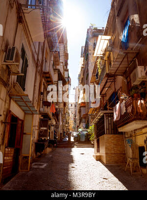 Ruelle dans la vieille ville de Naples en Italie Banque D'Images