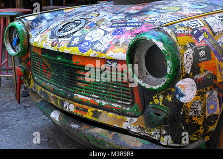 Trabant couverts de graffitis et autocollants à l'affiche au Szimpla kert ruin bar, Budapest, Hongrie Banque D'Images