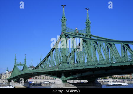 Pont de la liberté traversant le Danube à l'égard de la lutte antiparasitaire, Buda Budapest, Hongrie Banque D'Images