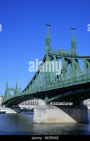 Pont de la liberté traversant le Danube à l'égard de la lutte antiparasitaire, Buda Budapest, Hongrie Banque D'Images