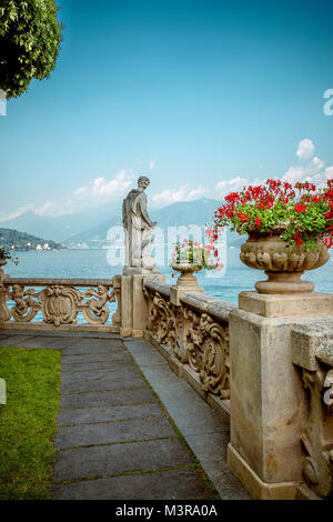 Vue sur le Lac de Como à partir de la terrasse de la Villa del Balbianello à Lenno, Italie Banque D'Images