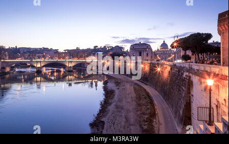 Rome, Italie. Vatican Dôme de San Pietro et Sant Angelo, pont au-dessus du Tibre Banque D'Images