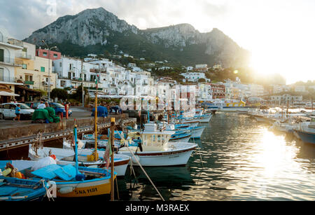 Capri, Italie - 09 août : vieille ville sur l'île de Capri au port de Marina Grande. L'île de Capri est populaire destination vacances en Campanie, Italie. Banque D'Images