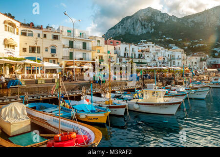 Capri, Italie - 09 août : vieille ville sur l'île de Capri au port de Marina Grande. L'île de Capri est populaire destination vacances en Campanie, Italie. Banque D'Images