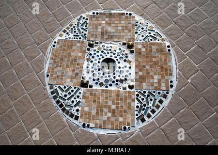 Mosaïque circulaire fait main temple bouddhiste thaïlandais sur le plancher. Banque D'Images