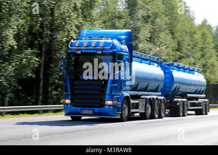 RAASEPORI, FINLANDE - le 17 août 2014 : camion citerne Scania bleu sur la route. À l'IIA, Scania présente de nouvelles innovations qui apportent d'importants savi de carburant Banque D'Images