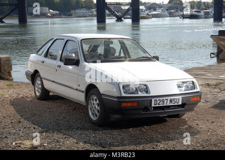 1986 Ford Sierra hatchback voiture familiale et politique 'rep mobile' des années 80 Banque D'Images
