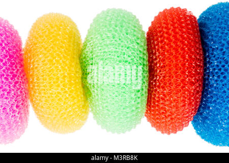 Photo de gros plan à récurer en plastique vibrant isolé sur fond blanc Banque D'Images
