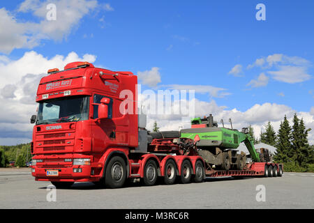 FORSSA, FINLANDE - le 16 août 2014 : Scania 164G 480 Sennebogen 818 transport par camion sur la machine de manutention remorque plate-forme goutte. Sennebogen 818 est utiliser Banque D'Images