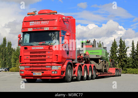 FORSSA, FINLANDE - le 16 août 2014 : Scania 164G 480 Sennebogen 818 transport par camion sur la machine de manutention remorque plate-forme goutte. Sennebogen 818 est utiliser Banque D'Images