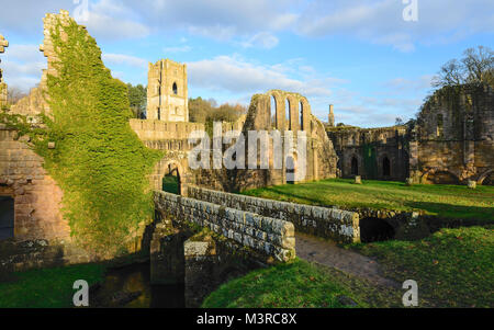 Les ruines de l'abbaye de Fountains sur un matin d'automne, vue de l'autre côté de la rivière skell 03 décembre 2017, près de Banque D'Images