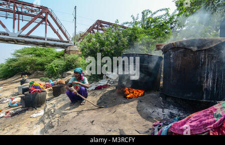 Agra, Inde - Jul 13, 2015. Les gens dye vêtements traditionnels sur la rivière Yamuna à Agra, en Inde. Banque D'Images