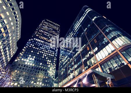 Grand angle de vue des gratte-ciel à Canary Wharf, le quartier financier, la nuit, Londres, Angleterre Banque D'Images