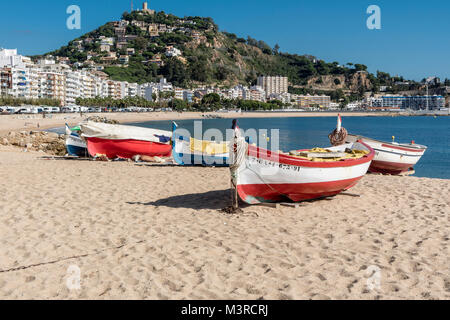 Strand von Blanes mit Blick auf die Halbinsel mit Hafen und Leuchtturm, Boote am Strand Banque D'Images